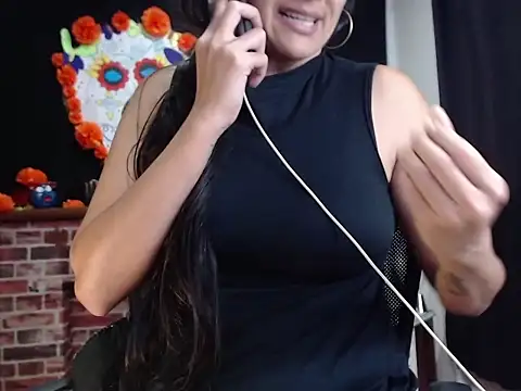 Lucyy Naugthy online show from November 17, 2025, 1:28 pm