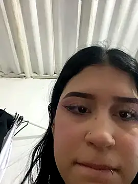 Snapshot of cristalxxx_hott chatting on October 29, 2025, 5:04 pm cristalxxx hott online show from October 29, 2025, 5:04 pm