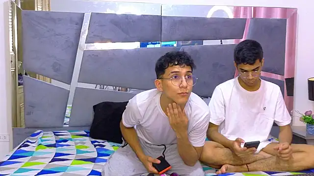 Snapshot of Desire4Duo chatting on November 11, 2025, 1:33 pm Desire4Duo online show from November 11, 2025, 1:33 pm