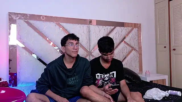 Snapshot of Desire4Duo chatting on November 29, 2025, 2:31 pm Desire4Duo online show from November 29, 2025, 2:31 pm