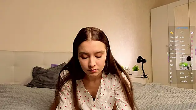 Snapshot of La_L_U_N_E chatting on October 29, 2025, 4:31 pm La L U N E online show from October 29, 2025, 4:31 pm