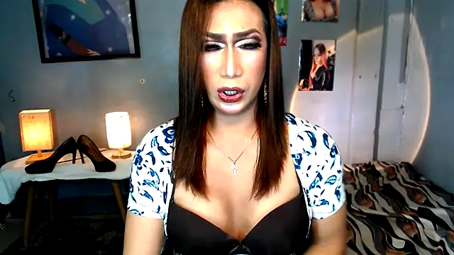 Snapshot of littleredbunny27 chatting on April 9, 2026, 9:04 am littleredbunny27 online show from April 9, 2026, 9:04 am