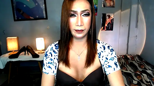 Snapshot of littleredbunny27 chatting on April 10, 2026, 12:32 pm littleredbunny27 online show from April 10, 2026, 12:32 pm