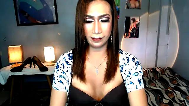 Snapshot of littleredbunny27 chatting on April 14, 2026, 10:21 am littleredbunny27 online show from April 14, 2026, 10:21 am