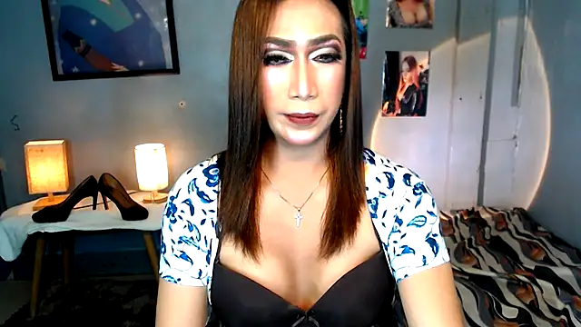 Snapshot of littleredbunny27 chatting on May 25, 2026, 8:15 pm littleredbunny27 online show from May 25, 2026, 8:15 pm
