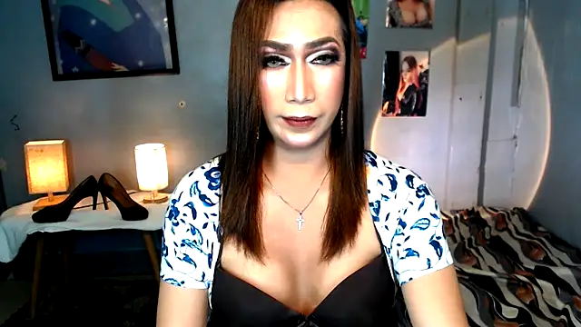 Snapshot of littleredbunny27 chatting on June 4, 2026, 10:43 am littleredbunny27 online show from June 4, 2026, 10:43 am
