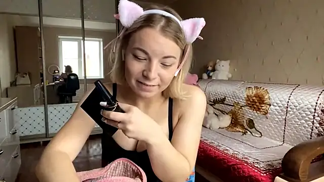 Snapshot of HoppedArea chatting on November 10, 2025, 8:46 am HoppedArea online show from November 10, 2025, 8:46 am