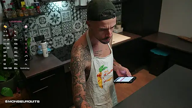 monsieurguitsxxx online show from November 7, 2025, 7:03 pm