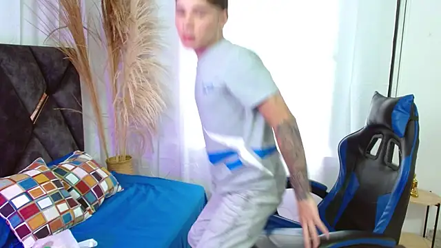 Snapshot of Mattass18 chatting on November 9, 2025, 1:42 pm Mattass18 online show from November 9, 2025, 1:42 pm