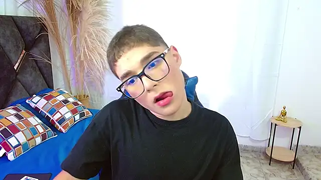 Snapshot of Mattass18 chatting on November 15, 2025, 2:02 pm Mattass18 online show from November 15, 2025, 2:02 pm