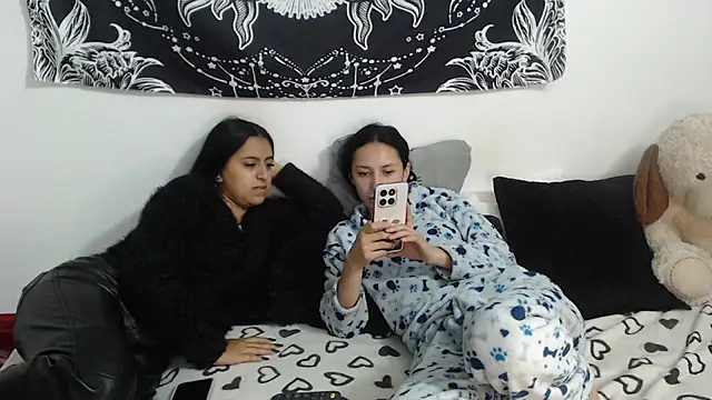 Snapshot of abby_n_emily chatting on May 19, 2026, 1:28 pm abby n emily online show from May 19, 2026, 1:28 pm