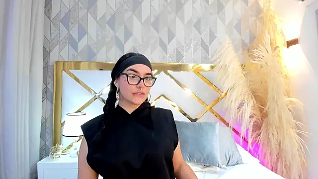 DevoraCarther online show from October 19, 2025, 1:23 pm