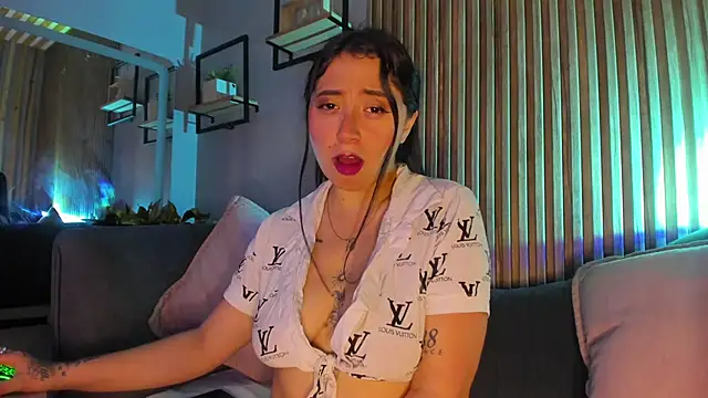 Snapshot of JuliethCruz_ chatting on June 18, 2026, 7:29 pm JuliethCruz online show from June 18, 2026, 7:29 pm