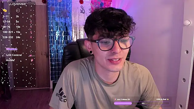 Snapshot of Mikeyvioleta_ chatting on July 29, 2026, 8:01 am Mikeyvioleta online show from July 29, 2026, 8:01 am