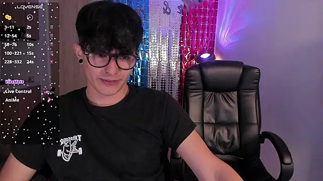 Snapshot of Mikeyvioleta_ chatting on July 30, 2026, 5:34 pm Mikeyvioleta online show from July 30, 2026, 5:34 pm