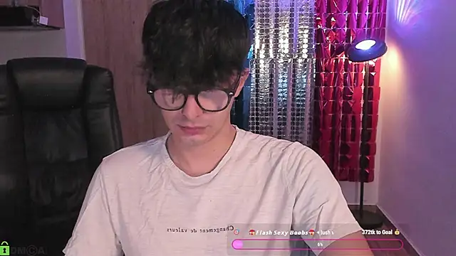 Snapshot of Mikeyvioleta_ chatting on July 31, 2026, 9:09 am Mikeyvioleta online show from July 31, 2026, 9:09 am