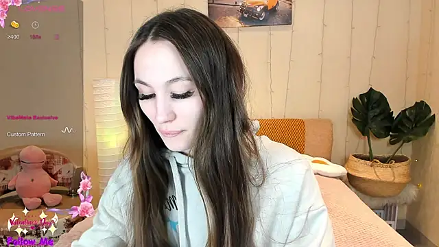 Snapshot of honeybuns_lizzy chatting on February 16, 2026, 12:07 am honeybuns lizzy online show from February 16, 2026, 12:07 am