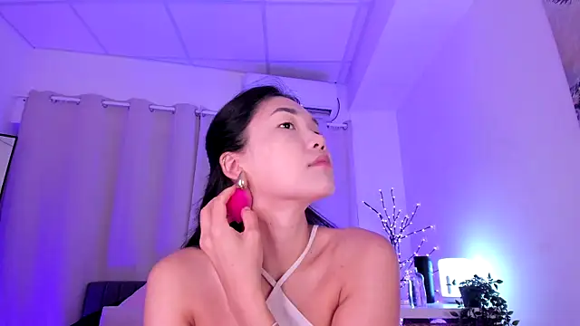 Snapshot of Divine_Madeleine chatting on July 16, 2026, 6:19 am Divine Madeleine online show from July 16, 2026, 6:19 am