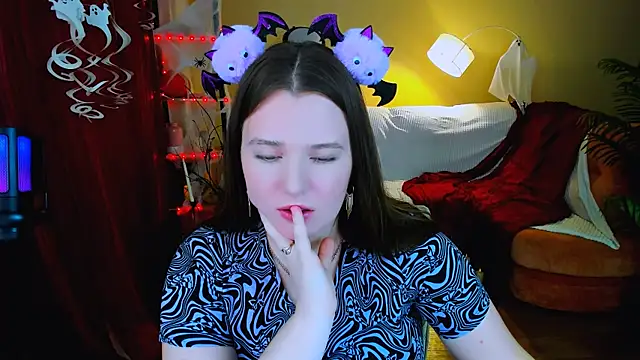 Snapshot of Moonvelle chatting on October 28, 2025, 10:08 am Moonvelle online show from October 28, 2025, 10:08 am