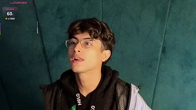 Snapshot of Aaron_Eze chatting on October 23, 2025, 9:35 pm Aaron Eze online show from October 23, 2025, 9:35 pm