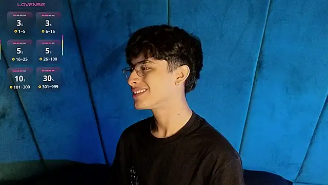 Snapshot of Aaron_Eze chatting on October 24, 2025, 10:28 pm Aaron Eze online show from October 24, 2025, 10:28 pm