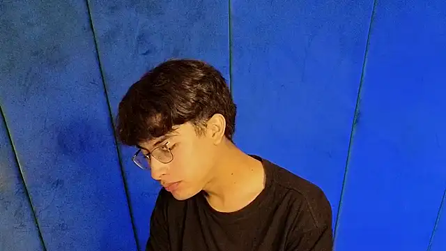 Snapshot of Aaron_Eze chatting on November 1, 2025, 10:12 pm Aaron Eze online show from November 1, 2025, 10:12 pm