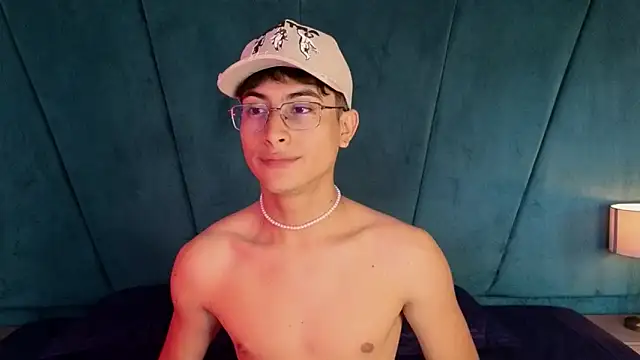 Snapshot of Aaron_Eze chatting on November 21, 2025, 8:18 pm Aaron Eze online show from November 21, 2025, 8:18 pm