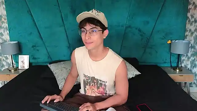 Snapshot of Aaron_Eze chatting on May 7, 2026, 5:40 pm Aaron Eze online show from May 7, 2026, 5:40 pm