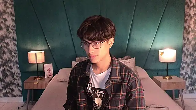 Snapshot of Aaron_Eze chatting on May 15, 2026, 12:56 pm Aaron Eze online show from May 15, 2026, 12:56 pm