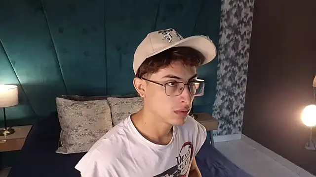 Snapshot of Aaron_Eze chatting on June 23, 2026, 12:47 pm Aaron Eze online show from June 23, 2026, 12:47 pm