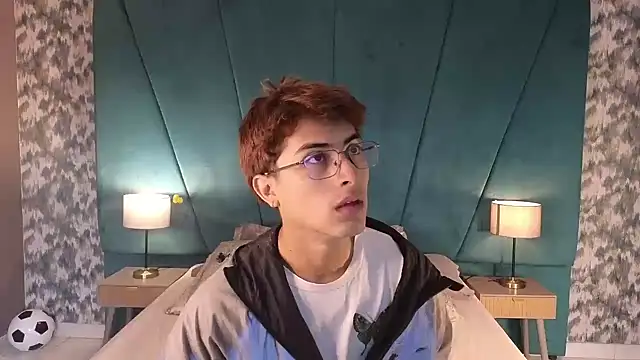 Snapshot of Aaron_Eze chatting on July 12, 2026, 12:07 pm Aaron Eze online show from July 12, 2026, 12:07 pm