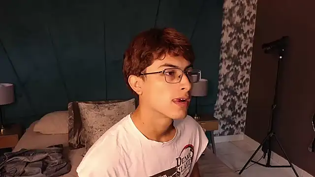Snapshot of Aaron_Eze chatting on July 16, 2026, 12:33 pm Aaron Eze online show from July 16, 2026, 12:33 pm