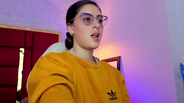 Snapshot of moon_winy chatting on May 20, 2026, 11:49 am moon winy online show from May 20, 2026, 11:49 am