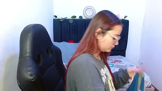 Snapshot of Red_Lola_ chatting on October 28, 2025, 12:52 pm Red Lola online show from October 28, 2025, 12:52 pm