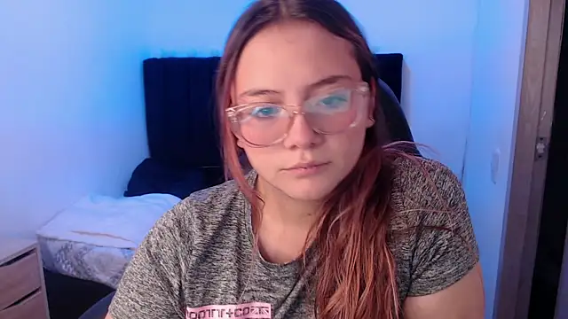 Snapshot of Red_Lola_ chatting on November 5, 2025, 1:55 pm Red Lola online show from November 5, 2025, 1:55 pm