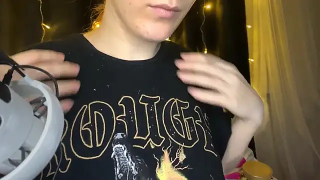 Snapshot of Veksal1a chatting on November 17, 2025, 4:29 am Veksal1a online show from November 17, 2025, 4:29 am