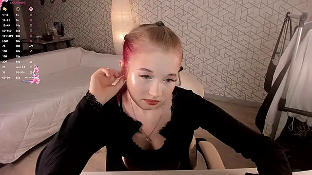 Snapshot of NayaValen chatting on December 16, 2025, 3:44 am NayaValen online show from December 16, 2025, 3:44 am