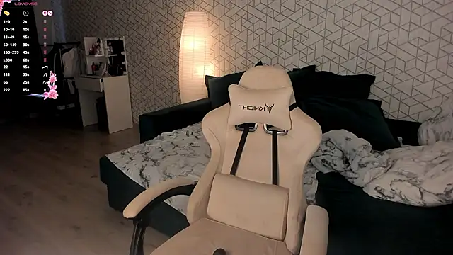 Snapshot of NayaValen chatting on March 17, 2026, 3:33 am NayaValen online show from March 17, 2026, 3:33 am