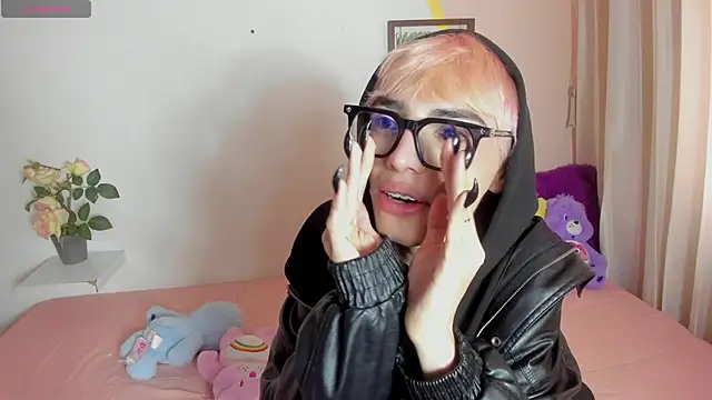 Strawberry Kitty  online show from November 12, 2025, 2:17 pm