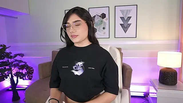 Snapshot of EmilyTurneer chatting on November 5, 2025, 7:14 pm EmilyTurneer online show from November 5, 2025, 7:14 pm