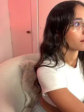 Snapshot of elegant__rouse chatting on June 17, 2026, 8:21 pm elegant rouse online show from June 17, 2026, 8:21 pm