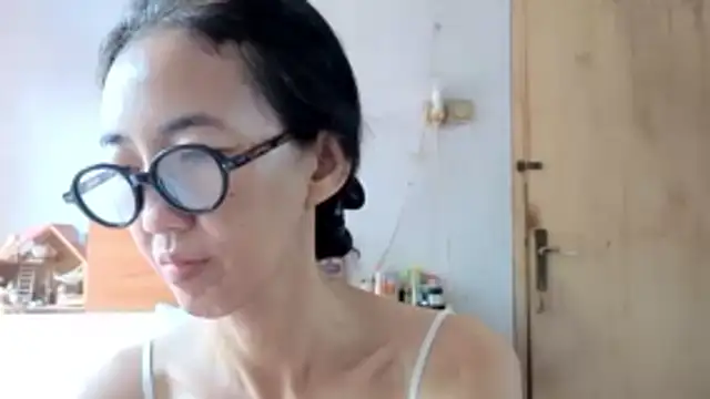 Snapshot of princessD077 chatting on May 18, 2026, 2:51 am princessD077 online show from May 18, 2026, 2:51 am