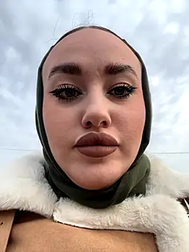 KiraSunshine online show from October 27, 2025, 3:43 am