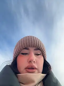 KiraSunshine online show from November 25, 2025, 3:50 am