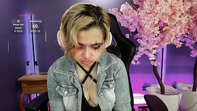 Snapshot of Navier__ chatting on November 7, 2025, 7:58 pm Navier online show from November 7, 2025, 7:58 pm