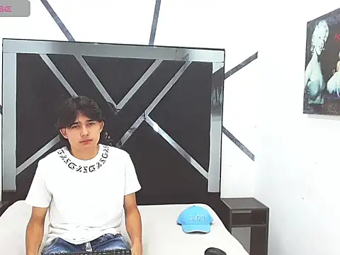 Snapshot of Tom_0001 chatting on November 6, 2025, 8:21 pm Tom 0001 online show from November 6, 2025, 8:21 pm