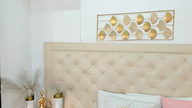 lucia lorenz online show from December 21, 2025, 11:28 am