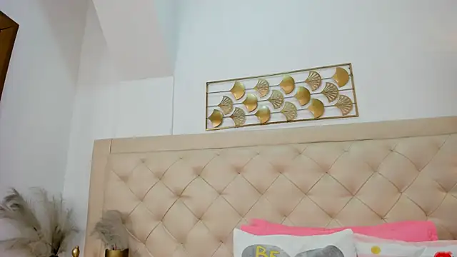 lucia lorenz online show from February 8, 2026, 11:24 am