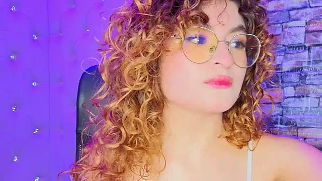 Snapshot of EmiliRouse_ chatting on October 30, 2025, 11:05 pm EmiliRouse online show from October 30, 2025, 11:05 pm