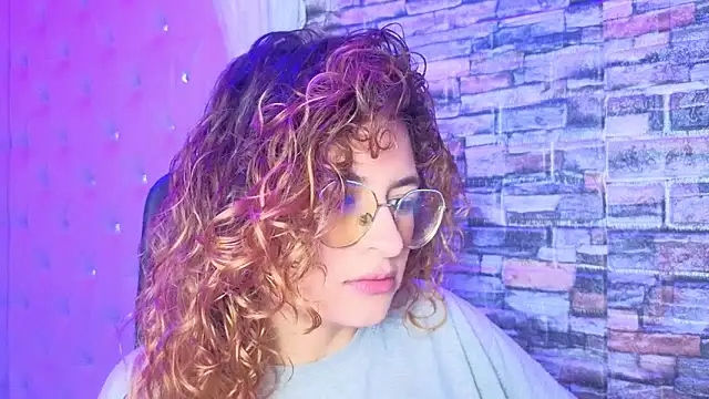 Snapshot of EmiliRouse_ chatting on November 6, 2025, 4:02 am EmiliRouse online show from November 6, 2025, 4:02 am